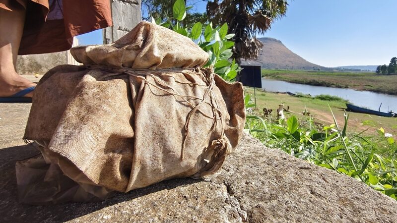 ผวา หม้อดิน ปริศนาลอยเกยตื้นท่าน้ำวัดดังโคราช เปิดมาแทบช็อก